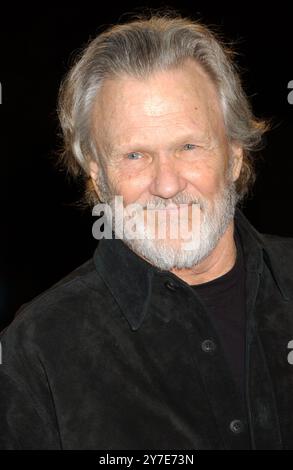 KRIS KRISTOFFERSON (22. Juni 1936 – 28. September 2024) ein Rhodos-Gelehrter mit einem geschickten Songwriting-Stil und roher Ausstrahlung, der zu einem Country-Musik-Superstar und Hollywood-Schauspieler wurde, ist mit 88 Jahren gestorben. DATEIFOTO: 6. November 2007, Nashville, Tennessee, USA: KRIS KRISTOFFERSON bei den BMI Country Awards 2007 im BMI Headquarters. (Kreditbild: © Laura Farr/AdMedia via ZUMA Wire) NUR REDAKTIONELLE VERWENDUNG! Nicht für kommerzielle ZWECKE! Stockfoto