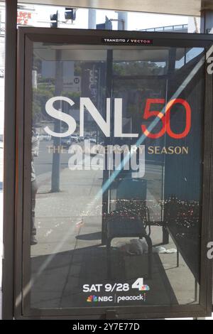 Los Angeles, Kalifornien, USA 29. September 2024 SNL Saturday Night Live 50 Bushaltestelle Poster am Sunset Blvd am 29. September 2024 in Los Angeles, Kalifornien, USA. Foto: Barry King/Alamy Stock Photo Stockfoto