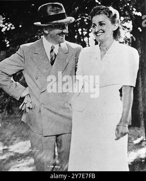 Adolf Hitler posiert mit Verena Wagner, der Enkelin des Komponisten Richard Wagner. Hitler war ein großer Fan von Wagners Opern, da er sie als Destillation rein germanischer Klturen und ideale betrachtete. Stockfoto