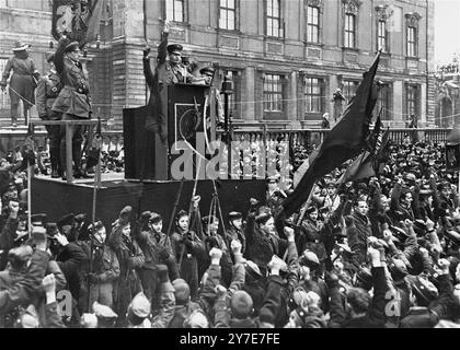 Mitglieder des Reichsbanner jubeln während einer Anti-Nazi-Rede bei einer Kundgebung im Berliner Lustgarten. Das Foto stammt vom 19. Februar 1933 Stockfoto