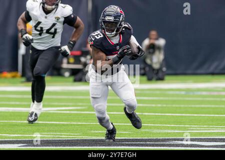 Houston, TX, USA. September 2024. Houston Texans Running Back Dare Ogunbowale (33) trägt den Ball während eines Spiels zwischen den Jacksonville Jaguars und den Houston Texans in Houston, Texas. Trask Smith/CSM/Alamy Live News Stockfoto