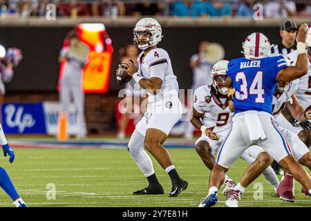 Dallas, Texas, USA. September 2024. Florida State Seminoles Quarterback DJ Uiagalelei (4) in Aktion während des Spiels zwischen den Florida State Seminoles und SMU Mustangs im Gerald J. Ford Stadium in Dallas, Texas. (Kreditbild: © Dan Wozniak/ZUMA Press Wire) NUR REDAKTIONELLE VERWENDUNG! Nicht für kommerzielle ZWECKE! Stockfoto