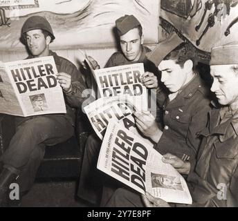 Amerikanische Soldaten lasen von Hitlers Tod in einer „Extra“-Ausgabe von „Stars and Stripes“, der US-Zeitung. Stockfoto