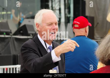 Washington, DC, USA. September 2024. US-Senator Ron Johnson (R-Wisc.) Gespräche mit Unterstützern bei der Rettung der Republik in der National Mall. Stockfoto