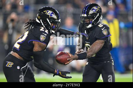 Baltimore, Maryland, am Sonntag, 29. September 2024. Baltimore, Usa. September 2024. Baltimore Ravens Quarterback Lamar Jackson (8) macht sich an Running Back Derrick Henry (22) für einen 87-Yard-Touchdown-Lauf gegen die Buffalo Bills während der ersten Hälfte eines NFL-Spiels im M&T Bank Stadium in Baltimore, Maryland, am Sonntag, den 29. September 2024. Foto: David Tulis/UPI Credit: UPI/Alamy Live News Credit: UPI/Alamy Live News Stockfoto