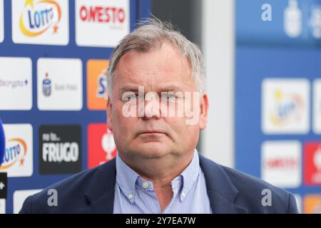 Tschenstochau, Polen. September 2024. Trainer Tomasz Tulacz von Puszcza Niepolomice wurde während des Fußballspiels der polnischen Liga PKO BP Ekstraklasa 2024/2025 zwischen Rakow Tschenstochwa und Puszcza Niepolomice im Stadtstadion gesehen. Endpunktzahl: Rakow Czestochowa 2:0 Puszcza Niepolomice. (Foto: Grzegorz Wajda/SOPA Images/SIPA USA) Credit: SIPA USA/Alamy Live News Stockfoto