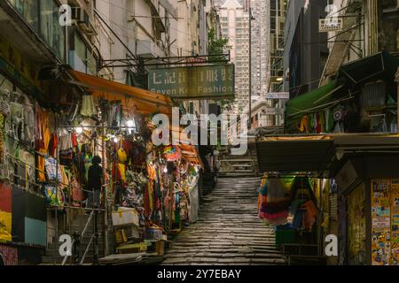Die alte Hong Kong Street im Zentrum mit steilen Stufen und Geschäften, in denen Spielzeug und Haushaltswaren verkauft werden Stockfoto