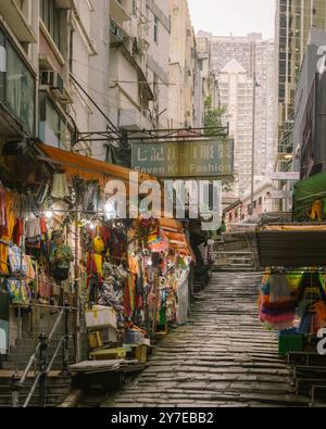Die alte Hong Kong Street im Zentrum mit steilen Stufen und Geschäften, in denen Spielzeug und Haushaltswaren verkauft werden Stockfoto