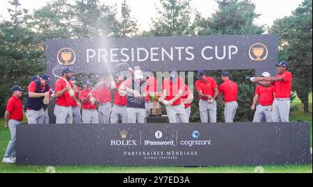 Montreal, Quebec, USA. September 2024. Das US-Team sprüht Champagner mit der Trophäe, nachdem es 2024 den Presidents Cup im Royal Montreal Golf Club gewonnen hat. (Kreditbild: © Debby Wong/ZUMA Press Wire) NUR REDAKTIONELLE VERWENDUNG! Nicht für kommerzielle ZWECKE! Quelle: ZUMA Press, Inc./Alamy Live News Stockfoto
