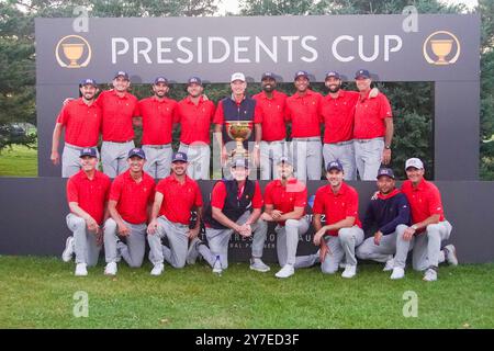 Montreal, Quebec, USA. September 2024. Das US-Team posiert mit der Trophäe, nachdem es 2024 den Presidents Cup im Royal Montreal Golf Club gewonnen hat. (Kreditbild: © Debby Wong/ZUMA Press Wire) NUR REDAKTIONELLE VERWENDUNG! Nicht für kommerzielle ZWECKE! Quelle: ZUMA Press, Inc./Alamy Live News Stockfoto