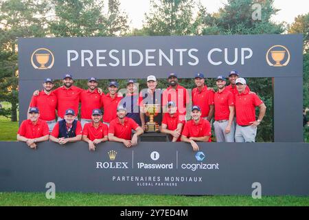 Montreal, Quebec, USA. September 2024. Das US-Team posiert mit der Trophäe, nachdem es 2024 den Presidents Cup im Royal Montreal Golf Club gewonnen hat. (Kreditbild: © Debby Wong/ZUMA Press Wire) NUR REDAKTIONELLE VERWENDUNG! Nicht für kommerzielle ZWECKE! Quelle: ZUMA Press, Inc./Alamy Live News Stockfoto