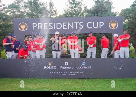 Montreal, Quebec, USA. September 2024. Das US-Team sprüht Champagner mit der Trophäe, nachdem es 2024 den Presidents Cup im Royal Montreal Golf Club gewonnen hat. (Kreditbild: © Debby Wong/ZUMA Press Wire) NUR REDAKTIONELLE VERWENDUNG! Nicht für kommerzielle ZWECKE! Quelle: ZUMA Press, Inc./Alamy Live News Stockfoto