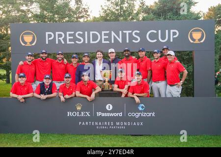 Montreal, Quebec, USA. September 2024. Das US-Team posiert mit Premierminister Justin Trudeau und der Trophäe, nachdem es 2024 den Presidents Cup im Royal Montreal Golf Club gewonnen hatte. (Kreditbild: © Debby Wong/ZUMA Press Wire) NUR REDAKTIONELLE VERWENDUNG! Nicht für kommerzielle ZWECKE! Quelle: ZUMA Press, Inc./Alamy Live News Stockfoto