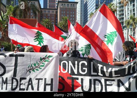 29. September 2024, Hands Off Lebanon, Los Angeles, California Pershing Square, Demonstrationen fanden in verschiedenen US-Städten statt, darunter New York City und Washington, D.C., Los Angeles, CA, wo Demonstranten ein Ende der US-Militärunterstützung für Israel forderten. Sie trugen Banner mit Botschaften wie „Hände weg vom Libanon jetzt“ und „kein Krieg zwischen den USA und Israel gegen den Libanon“. Stockfoto