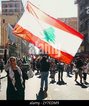 29. September 2024, Hands Off Lebanon, Los Angeles, California Pershing Square, Demonstrationen fanden in verschiedenen US-Städten statt, darunter New York City und Washington, D.C., Los Angeles, CA, wo Demonstranten ein Ende der US-Militärunterstützung für Israel forderten. Sie trugen Banner mit Botschaften wie „Hände weg vom Libanon jetzt“ und „kein Krieg zwischen den USA und Israel gegen den Libanon“. Stockfoto