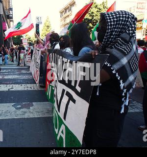 29. September 2024, Hands Off Lebanon, Los Angeles, California Pershing Square, Demonstrationen fanden in verschiedenen US-Städten statt, darunter New York City und Washington, D.C., Los Angeles, CA, wo Demonstranten ein Ende der US-Militärunterstützung für Israel forderten. Sie trugen Banner mit Botschaften wie „Hände weg vom Libanon jetzt“ und „kein Krieg zwischen den USA und Israel gegen den Libanon“. Stockfoto