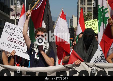 29. September 2024, Hands Off Lebanon, Los Angeles, California Pershing Square, Demonstrationen fanden in verschiedenen US-Städten statt, darunter New York City und Washington, D.C., Los Angeles, CA, wo Demonstranten ein Ende der US-Militärunterstützung für Israel forderten. Sie trugen Banner mit Botschaften wie „Hände weg vom Libanon jetzt“ und „kein Krieg zwischen den USA und Israel gegen den Libanon“. Stockfoto