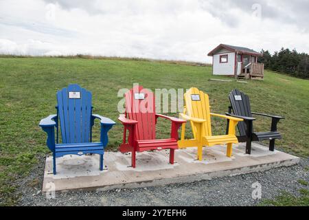 Adirondack Stühle an der Lichtstation Bell Island in Neufundland & Labrador, Kanada Stockfoto