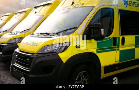 Ambulanzen - Rettungsdienste Ambulanzfahrzeuge im Bereitschaftsdienst. Der medizinisch ausgestattete Transport bringt Patienten mit Sanitätern in ein lokales Krankenhaus. Stockfoto