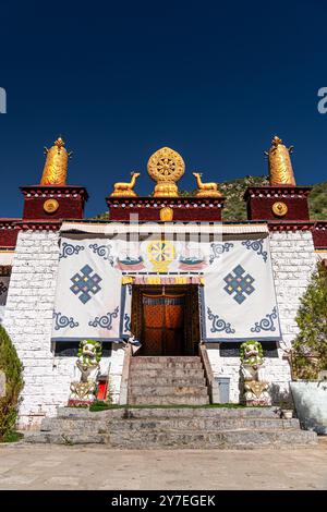 Goldenes Rad des Dharma und Hirschskulpturen auf dem Dach des heiligen Tempels, Tibet, China, Asien Stockfoto