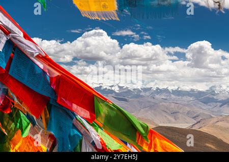 FRIENDSHIP HIGHWAY, TIBET, CHINA: Gebetsfahnen und Mount Everest im Hintergrund, auf der Straße von Lhasa zur nepalesischen Grenze Stockfoto