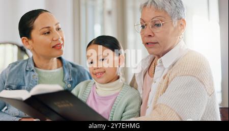 Großmutter, Kind und Mutter mit Bibel seit Generationen zu Hause, Gottesdienst und christliche Religion. Familie, Frauen und Mädchen mit Schrift im Haus Stockfoto