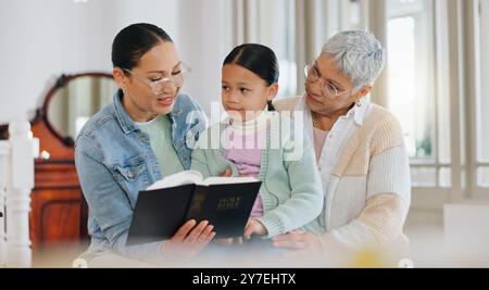 Großmutter, Kind und Mutter mit Bibel seit Generationen zu Hause, Gottesdienst und Religionsunterricht. Familie, Frauen und kleines Mädchen mit Schriften im Haus Stockfoto