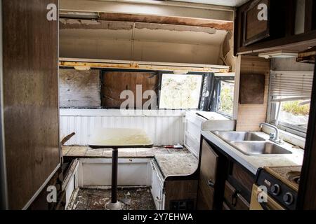 Küche im verlassenen, baufälligen Wohnmobil im Bell Island, Neufundland & Labrador, Kanada Stockfoto