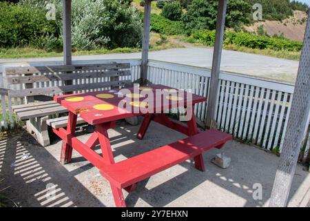 Roter Picknicktisch mit gelbem Polka Dot im Tierheim in Lance Cove auf Bell Island, Neufundland & Labrador, Kanada Stockfoto