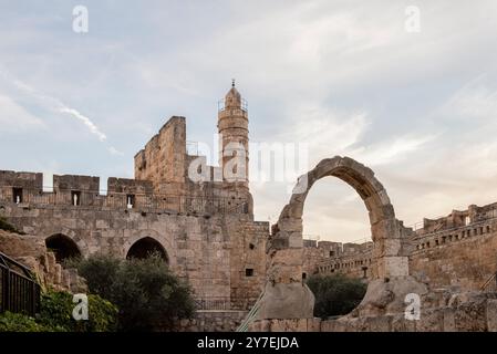 Steinbogen und der Turm der Davidszitadelle aus dem Innenhof des Turms von David Museum in der Altstadt von Jerusalem. Stockfoto