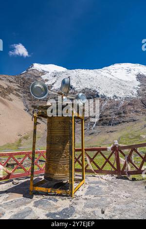 Ein Bild des Karo-la-Gletschers (Berg Noijin Kangsang) aus dem Jahr 2019 in Tibet, der aufgrund der globalen Erwärmung rasch zurückgeht. Stockfoto