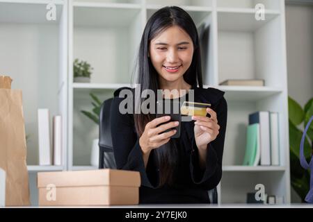 Digital Shopper, der mobilen Kauf mit Kreditkarte durchführt Stockfoto