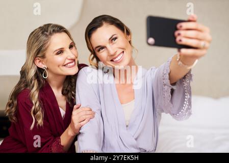 Mädchen, Freunde und Selfie im Schlafzimmer mit Lächeln, Selbstvertrauen und Vorbereitung auf ein lustiges Wochenende zusammen. Digitale Fotografie, soziale Medien und Frauen in Stockfoto