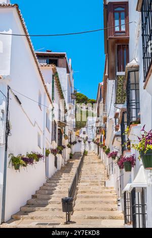 Straße im Dorf Mijas Pueblo am Hügel. Andalusien, Spanien Stockfoto