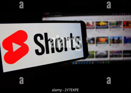 Bandung, West-Java, Indonesien. 30. September 2024. In dieser Fotoabbildung ist ein Smartphone mit dem Logo des kurzen Video-Sharing-Dienstes YouTube Shorts vor der Business-Website zu sehen. (Kreditbild: © Algi Febri Sugita/ZUMA Press Wire) NUR REDAKTIONELLE VERWENDUNG! Nicht für kommerzielle ZWECKE! Stockfoto