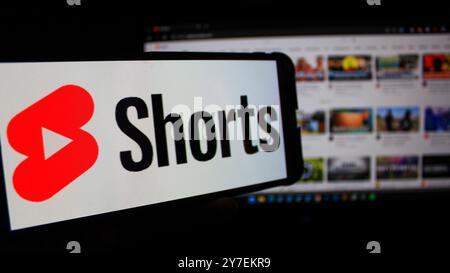 Bandung, West-Java, Indonesien. 30. September 2024. In dieser Fotoabbildung ist ein Smartphone mit dem Logo des kurzen Video-Sharing-Dienstes YouTube Shorts vor der Business-Website zu sehen. (Kreditbild: © Algi Febri Sugita/ZUMA Press Wire) NUR REDAKTIONELLE VERWENDUNG! Nicht für kommerzielle ZWECKE! Stockfoto