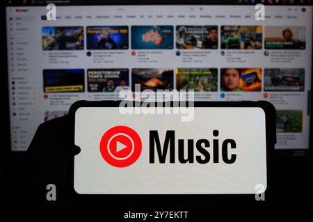 Bandung, West-Java, Indonesien. 30. September 2024. In dieser Abbildung ist ein Mobiltelefon mit dem Logo des amerikanischen Musik-Streaming-Dienstes YouTube Music vor der Business-Website zu sehen (Credit Image: © Algi Febri Sugita/ZUMA Press Wire). Nicht für kommerzielle ZWECKE! Stockfoto