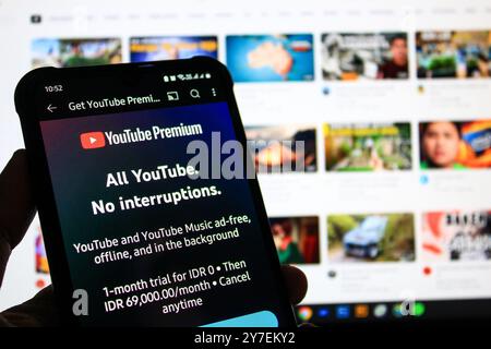 Bandung, West-Java, Indonesien. 30. September 2024. In dieser Abbildung ist ein Mobiltelefon mit dem Logo des Abonnementdienstes YouTube Premium vor der Business-Website zu sehen. (Kreditbild: © Algi Febri Sugita/ZUMA Press Wire) NUR REDAKTIONELLE VERWENDUNG! Nicht für kommerzielle ZWECKE! Stockfoto