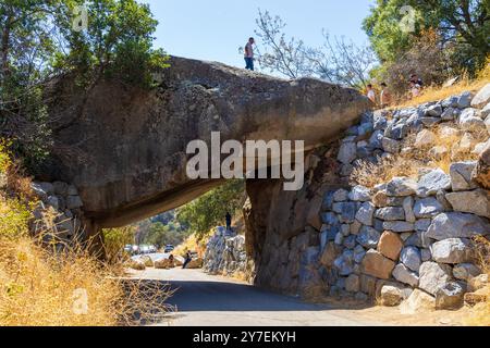 Sequoia National Park, Kalifornien - 21. September 2024: Tunnel Rock im Kings Canyon und Sequoia National Park, Kalifornien. Stockfoto