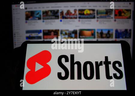 Bandung, West-Java, Indonesien. 30. September 2024. In dieser Fotoabbildung ist ein Smartphone mit dem Logo des kurzen Video-Sharing-Dienstes YouTube Shorts vor der Business-Website zu sehen. (Kreditbild: © Algi Febri Sugita/ZUMA Press Wire) NUR REDAKTIONELLE VERWENDUNG! Nicht für kommerzielle ZWECKE! Stockfoto