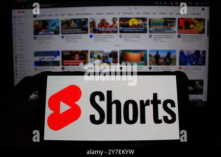 Bandung, West-Java, Indonesien. 30. September 2024. In dieser Fotoabbildung ist ein Smartphone mit dem Logo des kurzen Video-Sharing-Dienstes YouTube Shorts vor der Business-Website zu sehen. (Kreditbild: © Algi Febri Sugita/ZUMA Press Wire) NUR REDAKTIONELLE VERWENDUNG! Nicht für kommerzielle ZWECKE! Stockfoto