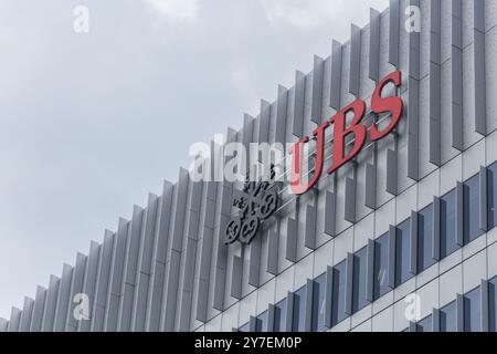 UBS-Logo auf einem Gebäude für Marketing-, Werbe- und Branding-Zwecke. Singapur. Stockfoto