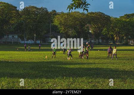 Balikpapan, Indonesien - 4. Juli 2024. Sie spielen ein Fußballspiel oder ein Fußballspiel auf einem Sportplatz. Stockfoto