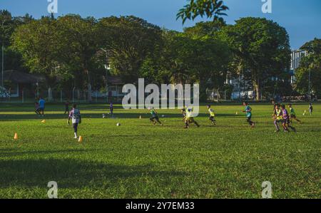 Balikpapan, Indonesien - 4. Juli 2024. Sie spielen ein Fußballspiel oder ein Fußballspiel auf einem Sportplatz. Stockfoto