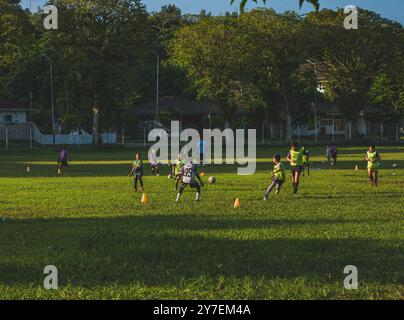 Balikpapan, Indonesien - 4. Juli 2024. Sie spielen ein Fußballspiel oder ein Fußballspiel auf einem Sportplatz. Stockfoto