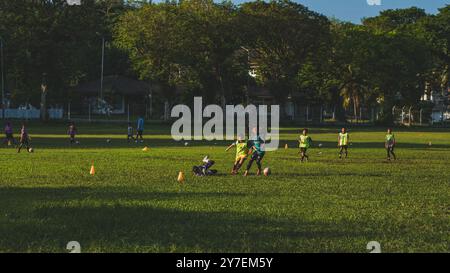 Balikpapan, Indonesien - 4. Juli 2024. Sie spielen ein Fußballspiel oder ein Fußballspiel auf einem Sportplatz. Stockfoto