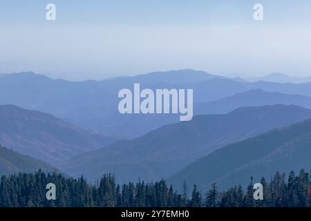 Foggy Mountains Landschaft im Kings Canyon und Sequoia National Park, Kalifornien. Stockfoto