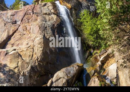 Malerischer Blick auf die Grizzly Falls im Kings Canyon National Park, Kalifornien. Stockfoto