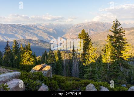 Blick aus der Vogelperspektive auf den Hume Lake vom Panoramapunkt im Sequoia National Park, Kalifornien Stockfoto