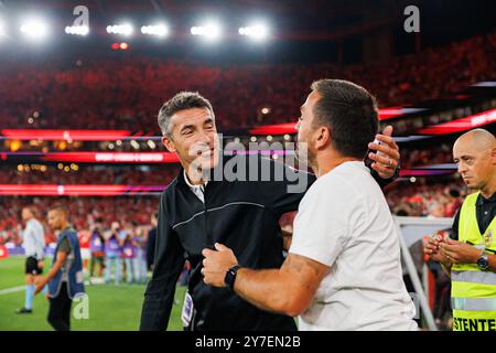 Lissabon, Portugal. September 2024. (L-R) Bruno Lage (SL Benfica) und Vasco Matos (Santa Clara), die während des Liga-Portugal-Spiels zwischen den Teams von SL Benfica und CD Santa Clara im Estadio da Luz gesehen wurden. Finale Partitur; SL Benfica 4:1 CD Santa Clara Credit: SOPA Images Limited/Alamy Live News Stockfoto